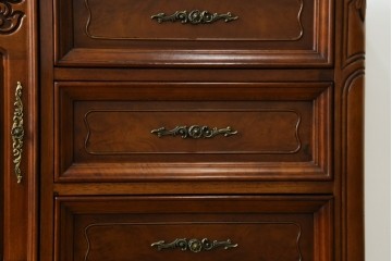 中古　美品　アメリカ輸入家具　繊細な木彫り装飾がエレガントなサイドボード　(R-086343)