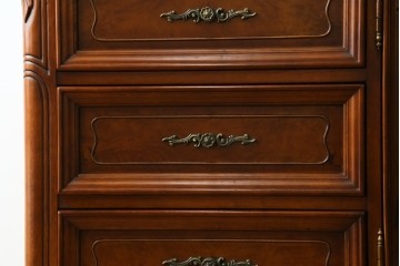 中古　美品　アメリカ輸入家具　繊細な木彫り装飾がエレガントなサイドボード　(R-086343)