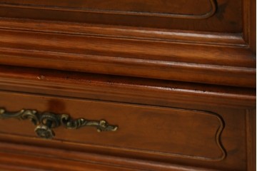 中古　美品　アメリカ輸入家具　繊細な木彫り装飾がエレガントなサイドボード　(R-086343)