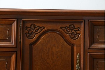 中古　美品　アメリカ輸入家具　繊細な木彫り装飾がエレガントなサイドボード　(R-086343)