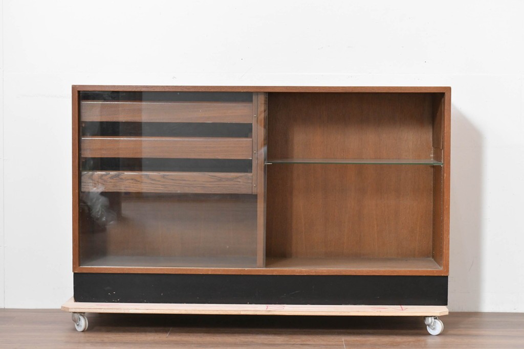 和製ヴィンテージ　オーク材　ミッドセンチュリースタイルのガラス戸付きサイドボード　(R-086344)