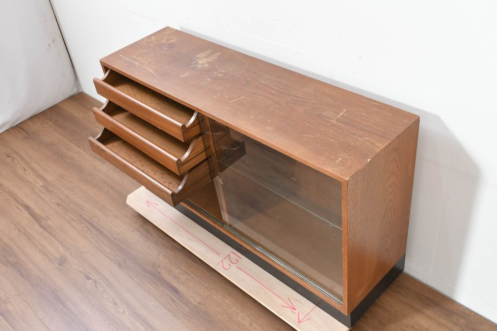 和製ヴィンテージ　オーク材　ミッドセンチュリースタイルのガラス戸付きサイドボード　(R-086344)