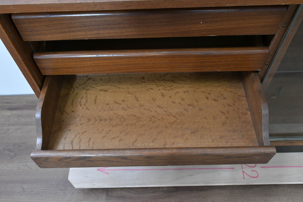 和製ヴィンテージ　オーク材　ミッドセンチュリースタイルのガラス戸付きサイドボード　(R-086344)