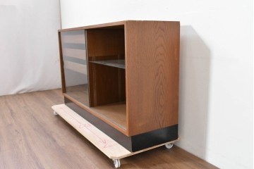 和製ヴィンテージ　オーク材　ミッドセンチュリースタイルのガラス戸付きサイドボード　(R-086344)