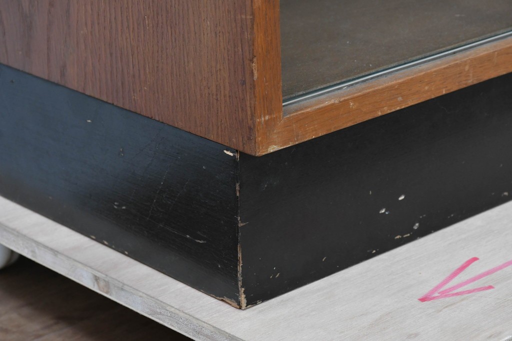 和製ヴィンテージ　オーク材　ミッドセンチュリースタイルのガラス戸付きサイドボード　(R-086344)