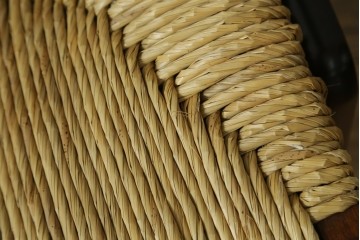 中古　美品　松本民芸家具　#521L型　直線的な木部と丁寧な編み込みが調和したラッシアームチェア　定価約24万7千円　(R-086347)