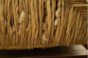 中古　美品　松本民芸家具　#521L型　直線的な木部と丁寧な編み込みが調和したラッシアームチェア　定価約24万7千円　(R-086347)