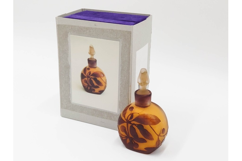 フランス　エミール・ガレ　琥珀色にサンザシ文が上品に映える香水瓶　外箱・ケース付き　(R-086349)