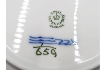 デンマーク製　ROYAL COPENHAGEN(ロイヤルコペンハーゲン)　ブルーフルーテッド　直径約23cm(ハーフレース)・直径約21cm(プレイン)　優美なディーププレート2枚セット　(R-086363)