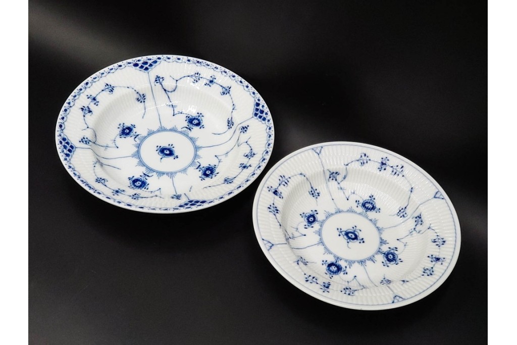 デンマーク製　ROYAL COPENHAGEN(ロイヤルコペンハーゲン)　ブルーフルーテッド　直径約23cm(ハーフレース)・直径約21cm(プレイン)　優美なディーププレート2枚セット　(R-086363)