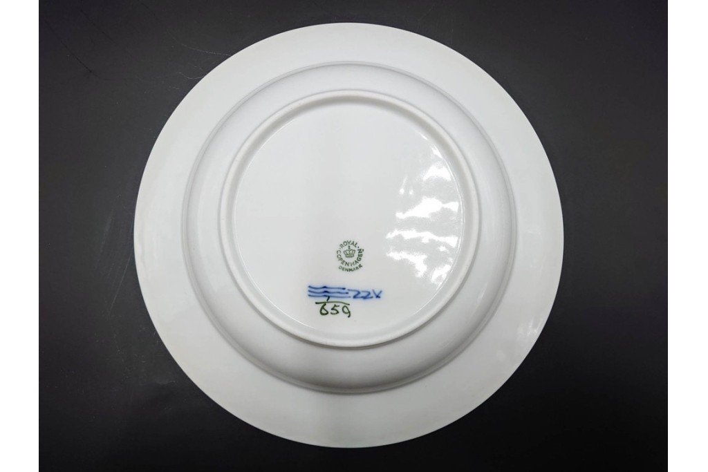 デンマーク製　ROYAL COPENHAGEN(ロイヤルコペンハーゲン)　ブルーフルーテッド　直径約23cm(ハーフレース)・直径約21cm(プレイン)　優美なディーププレート2枚セット　(R-086363)