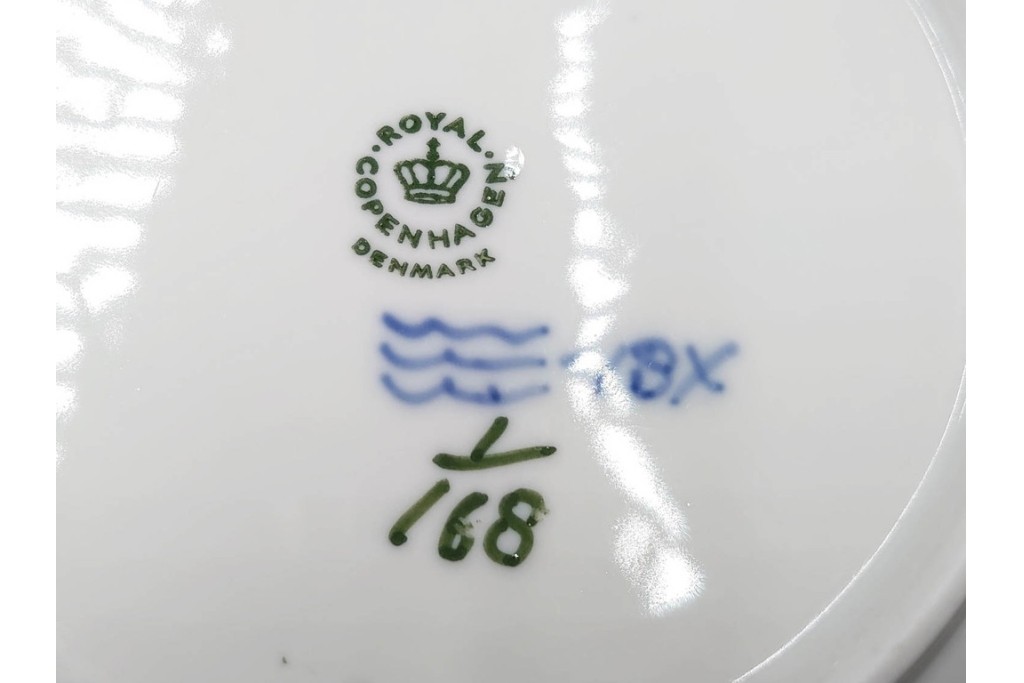 デンマーク製　ROYAL COPENHAGEN(ロイヤルコペンハーゲン)　ブルーフルーテッド　直径約23cm(ハーフレース)・直径約21cm(プレイン)　優美なディーププレート2枚セット　(R-086363)