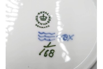 デンマーク製　ROYAL COPENHAGEN(ロイヤルコペンハーゲン)　ブルーフルーテッド　直径約23cm(ハーフレース)・直径約21cm(プレイン)　優美なディーププレート2枚セット　(R-086363)