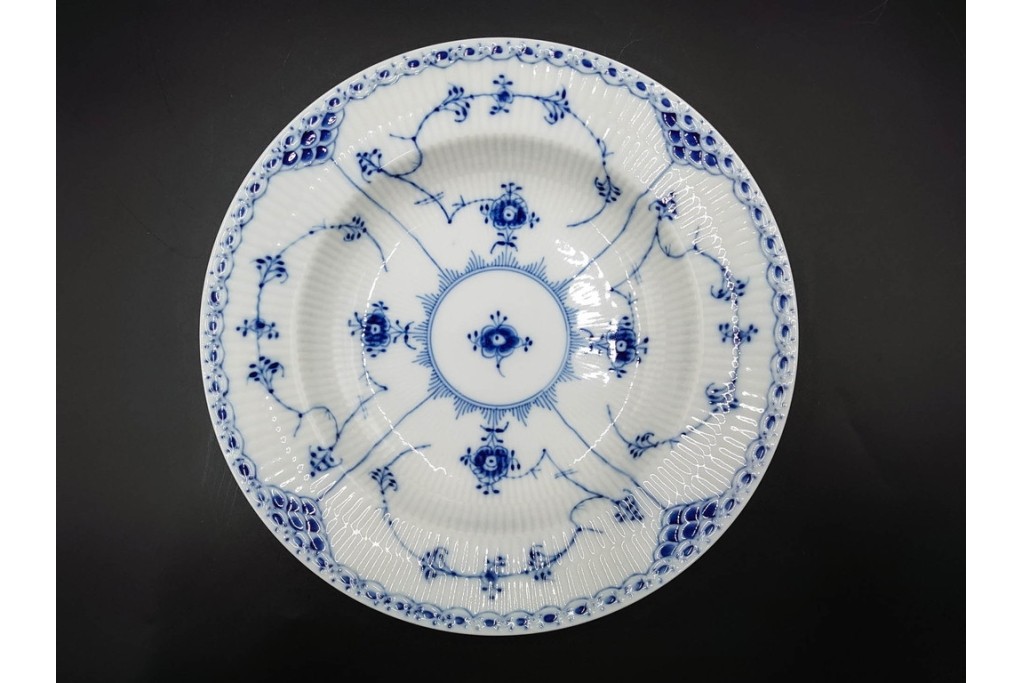 デンマーク製　ROYAL COPENHAGEN(ロイヤルコペンハーゲン)　ブルーフルーテッド　直径約23cm(ハーフレース)・直径約21cm(プレイン)　優美なディーププレート2枚セット　(R-086363)