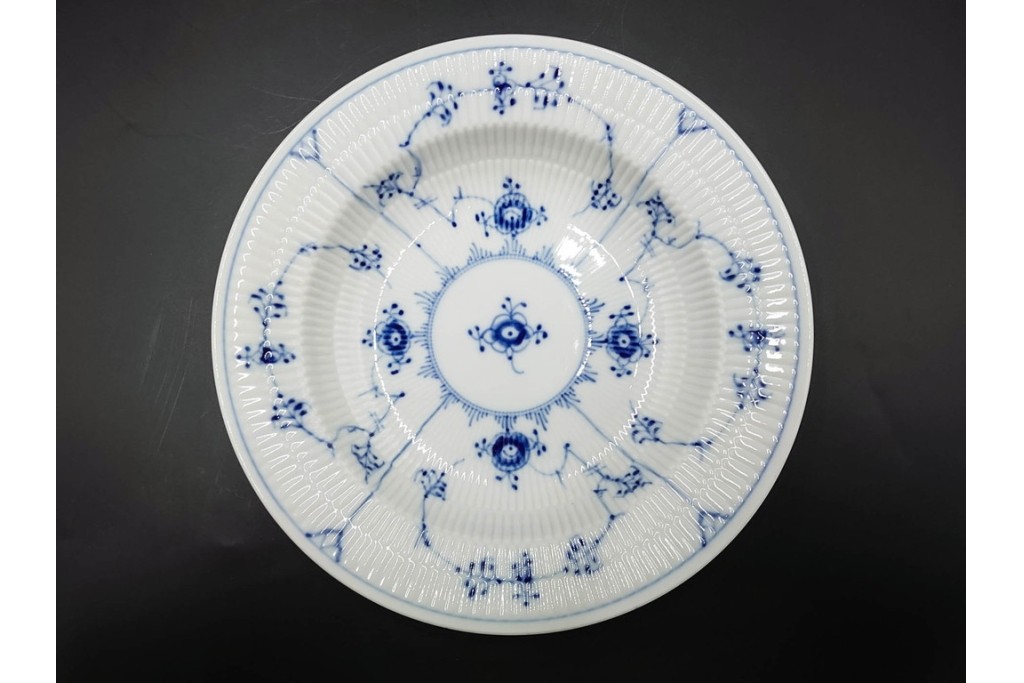 デンマーク製　ROYAL COPENHAGEN(ロイヤルコペンハーゲン)　ブルーフルーテッド　直径約23cm(ハーフレース)・直径約21cm(プレイン)　優美なディーププレート2枚セット　(R-086363)