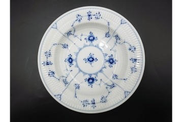 デンマーク製　ROYAL COPENHAGEN(ロイヤルコペンハーゲン)　ブルーフルーテッド　直径約23cm(ハーフレース)・直径約21cm(プレイン)　優美なディーププレート2枚セット　(R-086363)