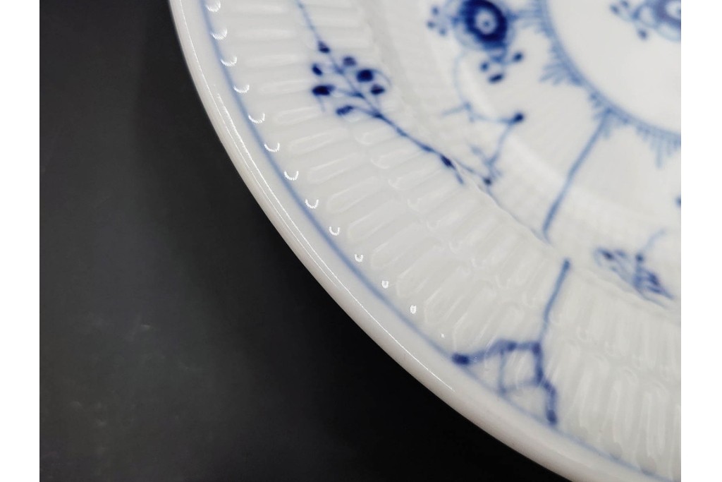 デンマーク製　ROYAL COPENHAGEN(ロイヤルコペンハーゲン)　ブルーフルーテッド　直径約23cm(ハーフレース)・直径約21cm(プレイン)　優美なディーププレート2枚セット　(R-086363)