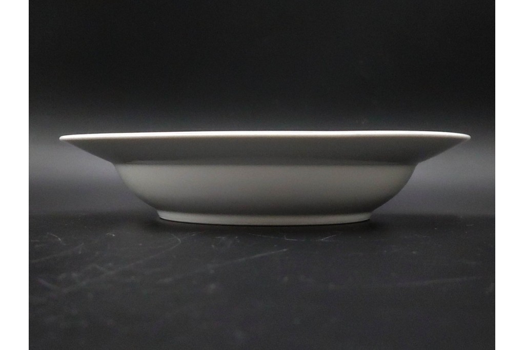 デンマーク製　ROYAL COPENHAGEN(ロイヤルコペンハーゲン)　ブルーフルーテッド　直径約23cm(ハーフレース)・直径約21cm(プレイン)　優美なディーププレート2枚セット　(R-086363)