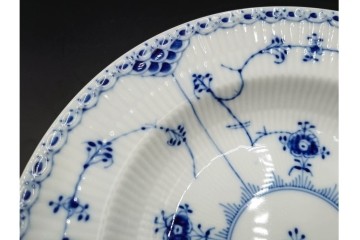 デンマーク製　ROYAL COPENHAGEN(ロイヤルコペンハーゲン)　ブルーフルーテッド　直径約23cm(ハーフレース)・直径約21cm(プレイン)　優美なディーププレート2枚セット　(R-086363)