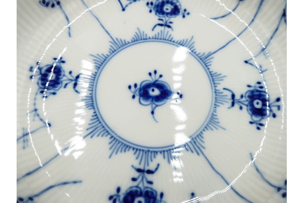 デンマーク製　ROYAL COPENHAGEN(ロイヤルコペンハーゲン)　ブルーフルーテッド　直径約23cm(ハーフレース)・直径約21cm(プレイン)　優美なディーププレート2枚セット　(R-086363)