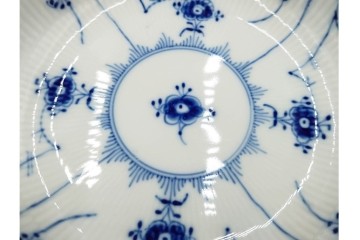 デンマーク製　ROYAL COPENHAGEN(ロイヤルコペンハーゲン)　ブルーフルーテッド　直径約23cm(ハーフレース)・直径約21cm(プレイン)　優美なディーププレート2枚セット　(R-086363)