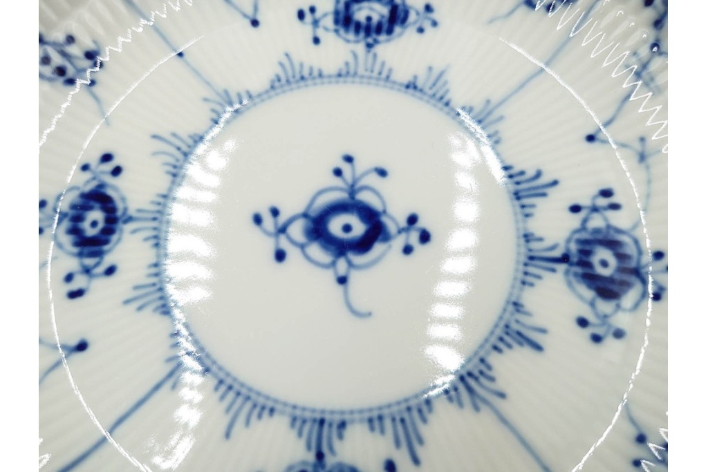 デンマーク製　ROYAL COPENHAGEN(ロイヤルコペンハーゲン)　ブルーフルーテッド　直径約23cm(ハーフレース)・直径約21cm(プレイン)　優美なディーププレート2枚セット　(R-086363)