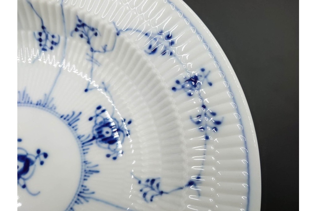 デンマーク製　ROYAL COPENHAGEN(ロイヤルコペンハーゲン)　ブルーフルーテッド　直径約23cm(ハーフレース)・直径約21cm(プレイン)　優美なディーププレート2枚セット　(R-086363)