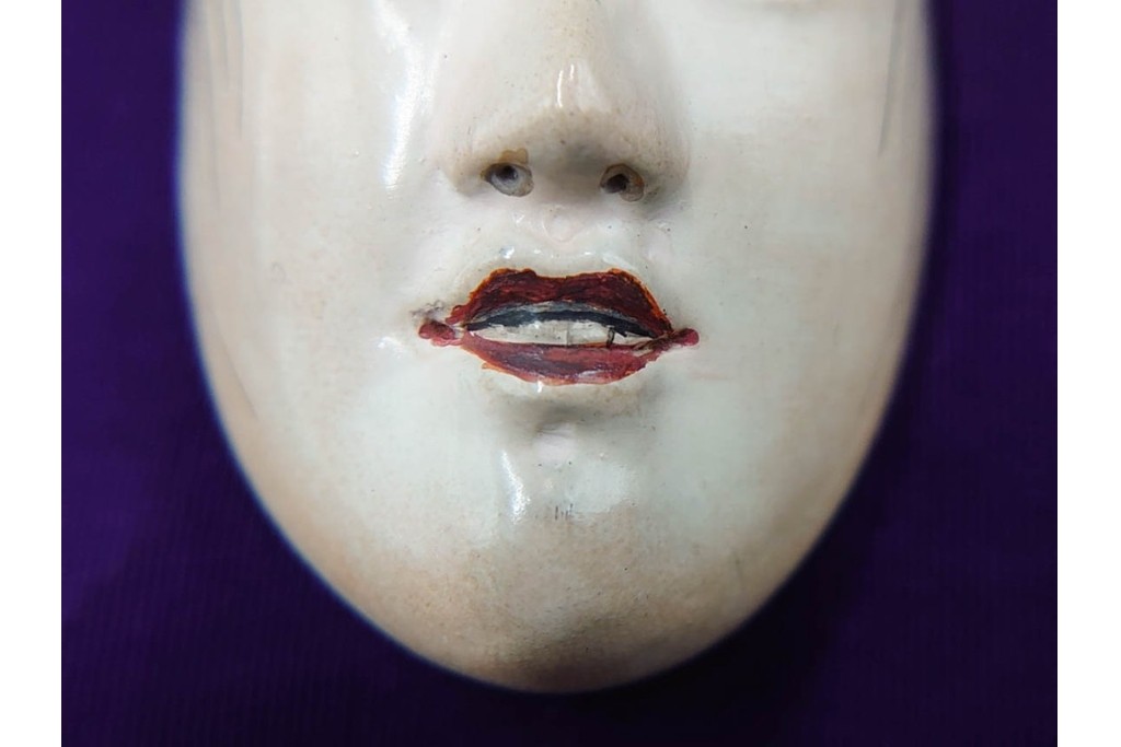 宝生面工　鈴木慶雲作　「童子」　木彫の能面帯留　共箱付き　(R-086364)