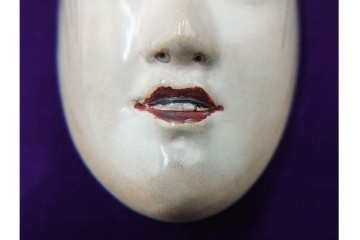 宝生面工　鈴木慶雲作　「童子」　木彫の能面帯留　共箱付き　(R-086364)