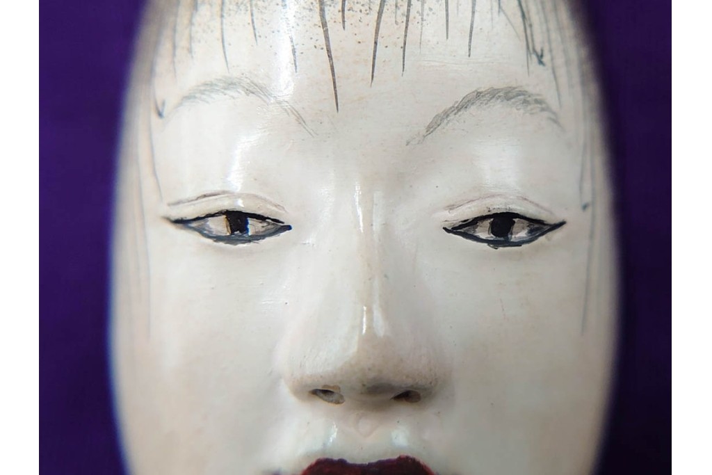 宝生面工　鈴木慶雲作　「童子」　木彫の能面帯留　共箱付き　(R-086364)