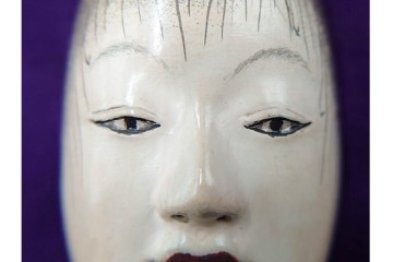 宝生面工　鈴木慶雲作　「童子」　木彫の能面帯留　共箱付き　(R-086364)