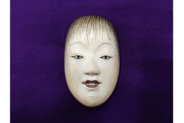 宝生面工　鈴木慶雲作　「童子」　木彫の能面帯留　共箱付き　(R-086364)