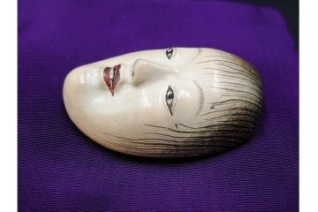 宝生面工　鈴木慶雲作　「童子」　木彫の能面帯留　共箱付き　(R-086364)