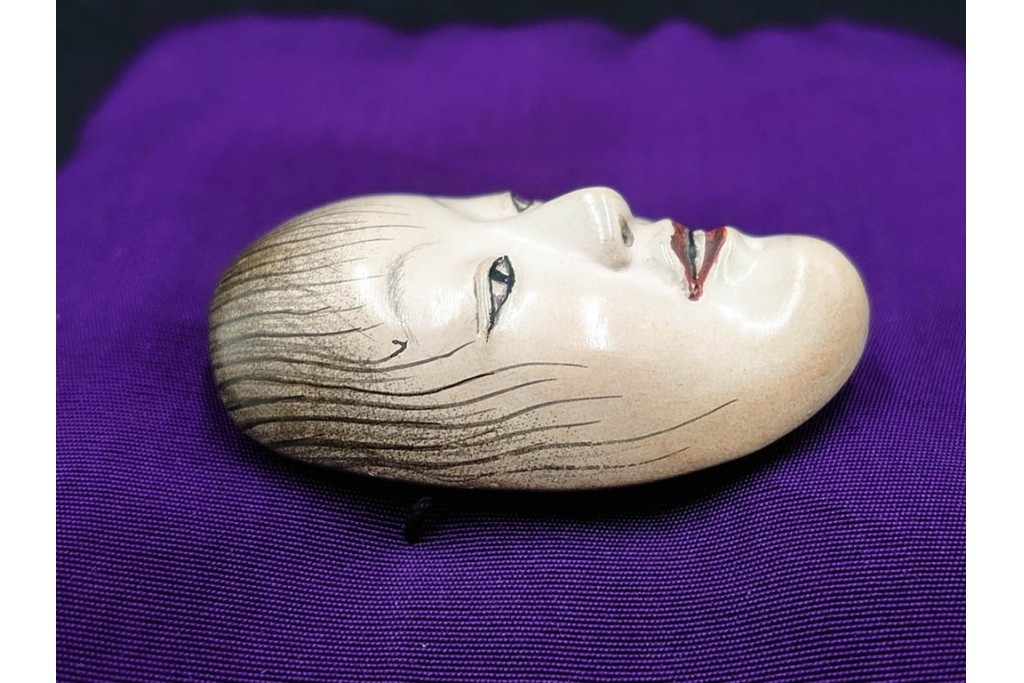 宝生面工　鈴木慶雲作　「童子」　木彫の能面帯留　共箱付き　(R-086364)