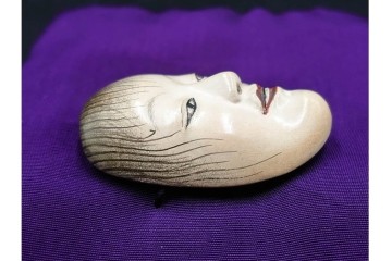 宝生面工　鈴木慶雲作　「童子」　木彫の能面帯留　共箱付き　(R-086364)