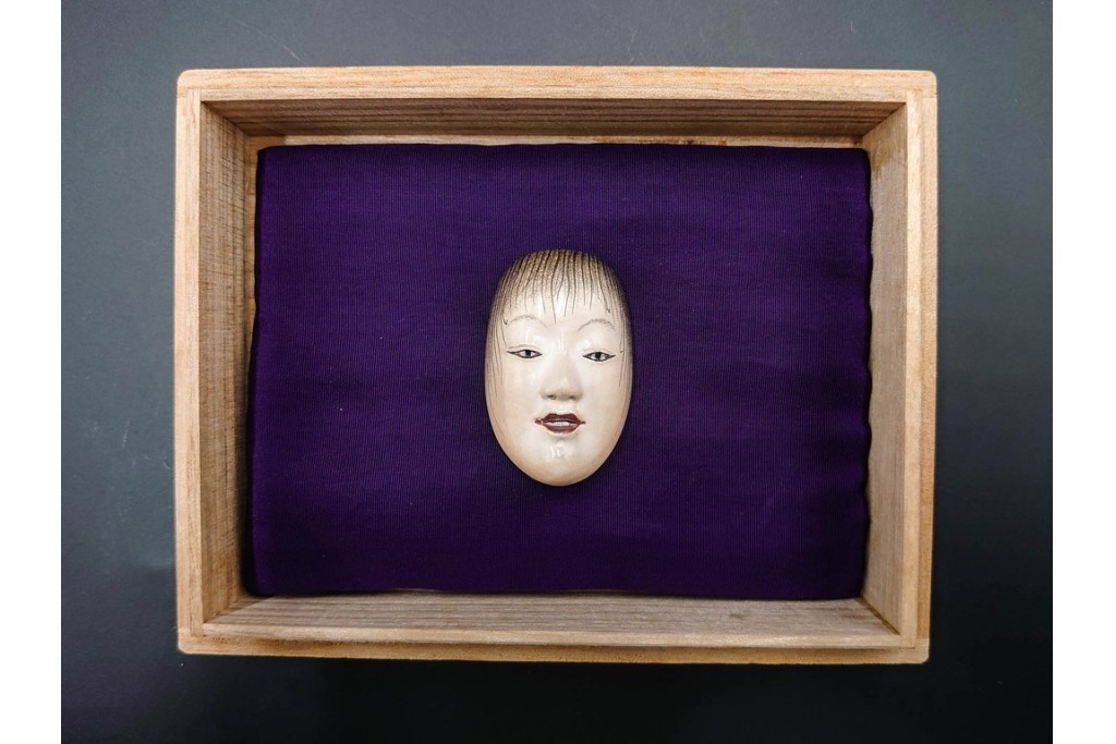 宝生面工　鈴木慶雲作　「童子」　木彫の能面帯留　共箱付き　(R-086364)