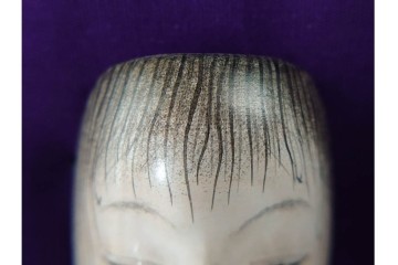 宝生面工　鈴木慶雲作　「童子」　木彫の能面帯留　共箱付き　(R-086364)