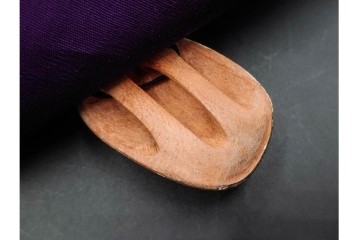 宝生面工　鈴木慶雲作　「童子」　木彫の能面帯留　共箱付き　(R-086364)