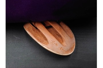 宝生面工　鈴木慶雲作　「童子」　木彫の能面帯留　共箱付き　(R-086364)