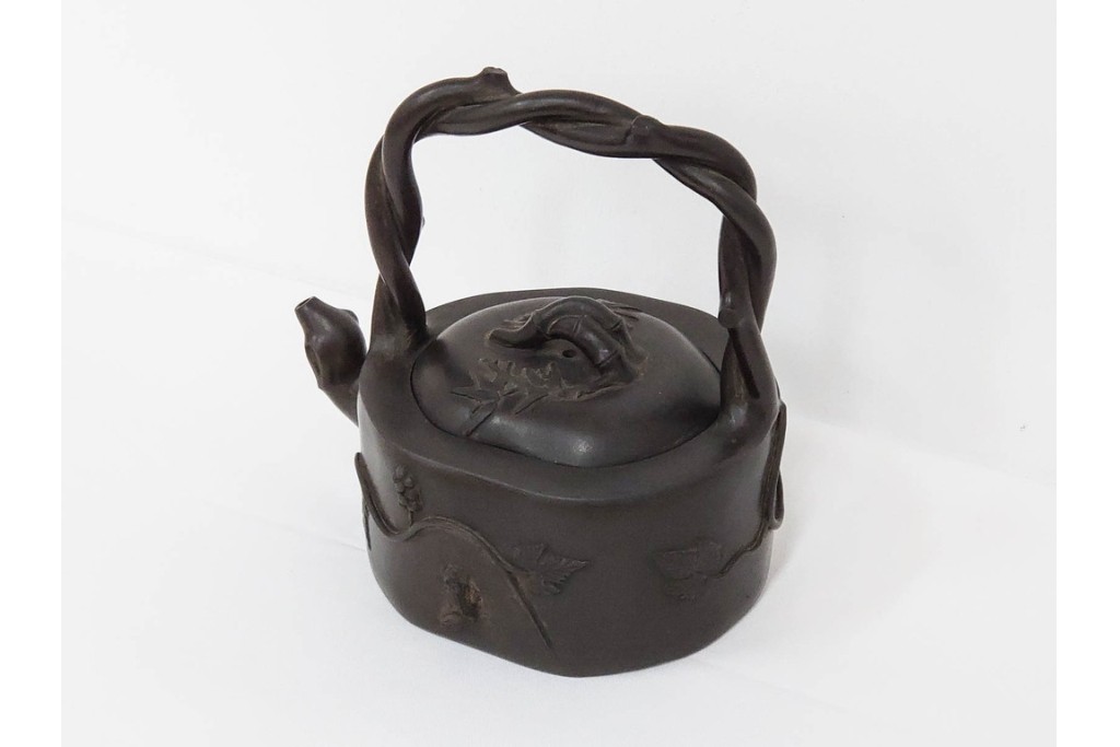 時代物　中国・唐物　榮卿作　葡萄栗鼠図?の宜興紫砂急須　(R-086374)