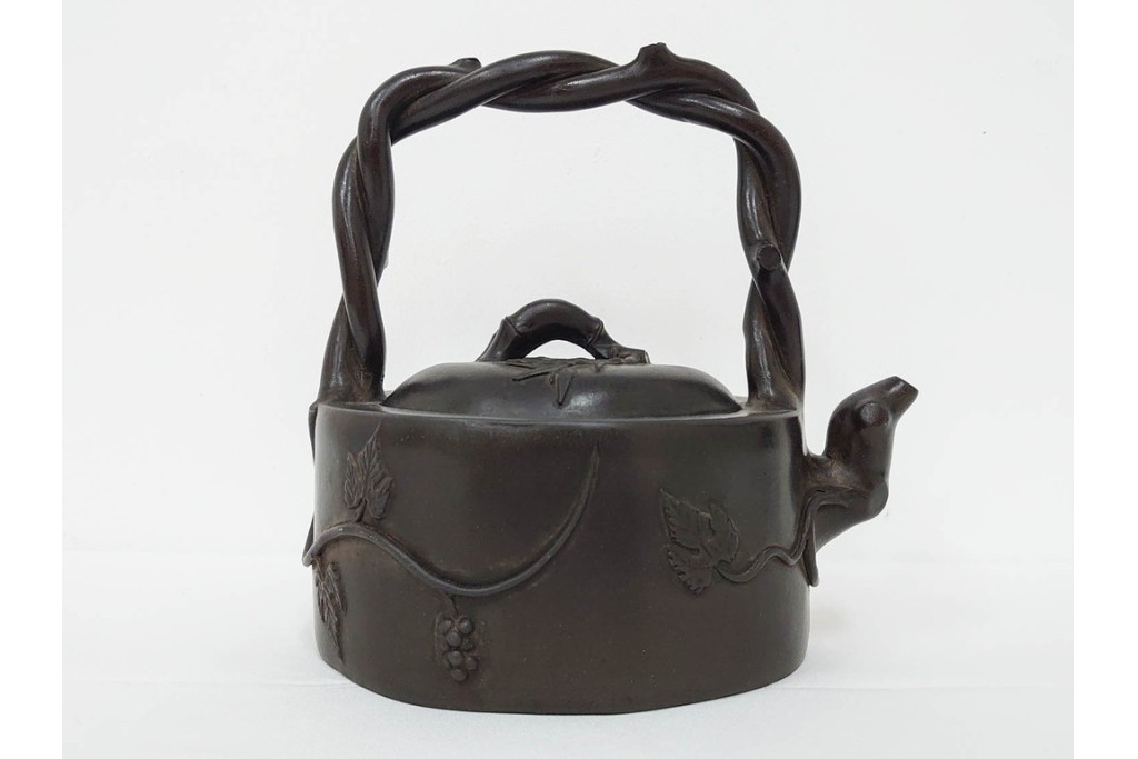 時代物　中国・唐物　榮卿作　葡萄栗鼠図?の宜興紫砂急須　(R-086374)