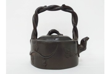 時代物　中国・唐物　榮卿作　葡萄栗鼠図?の宜興紫砂急須　(R-086374)