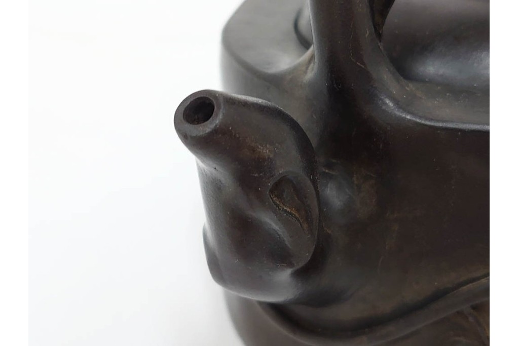 時代物　中国・唐物　榮卿作　葡萄栗鼠図?の宜興紫砂急須　(R-086374)