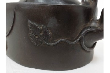 時代物　中国・唐物　榮卿作　葡萄栗鼠図?の宜興紫砂急須　(R-086374)