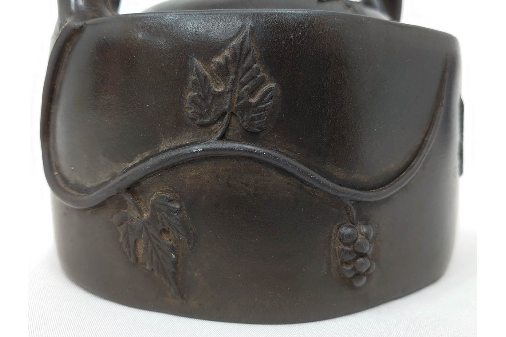 時代物　中国・唐物　榮卿作　葡萄栗鼠図?の宜興紫砂急須　(R-086374)