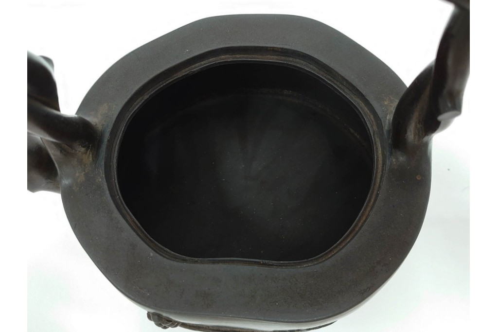 時代物　中国・唐物　榮卿作　葡萄栗鼠図?の宜興紫砂急須　(R-086374)