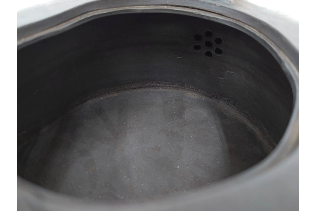 時代物　中国・唐物　榮卿作　葡萄栗鼠図?の宜興紫砂急須　(R-086374)