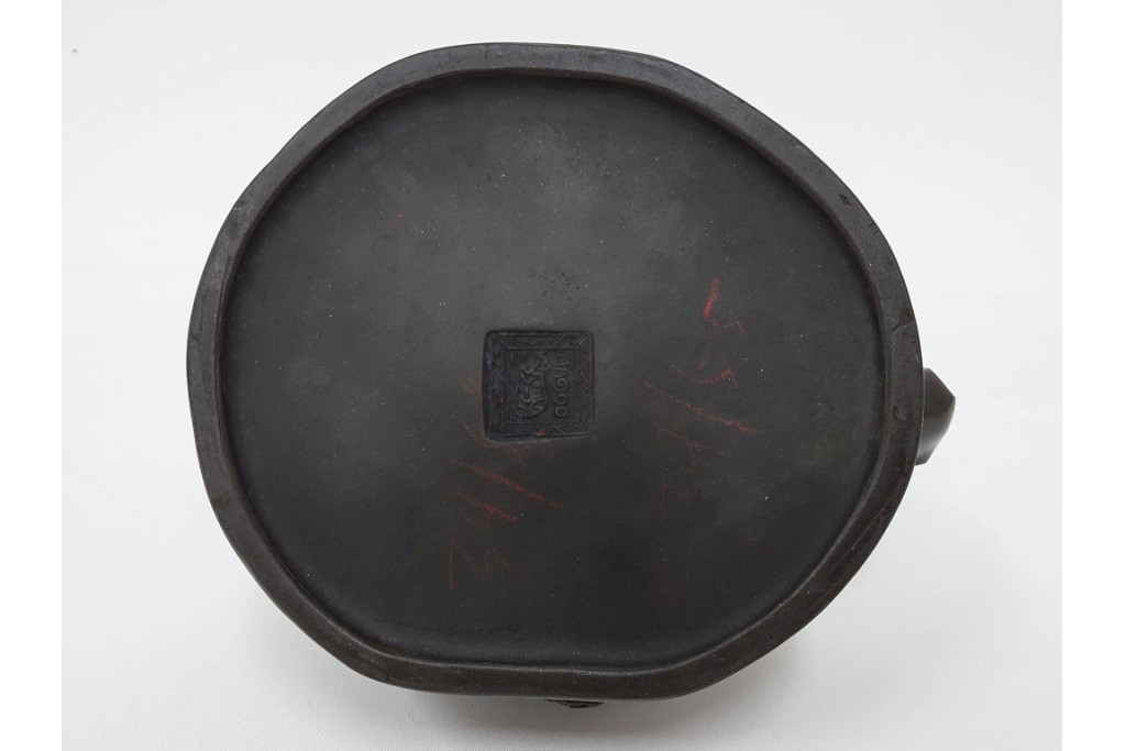 時代物　中国・唐物　榮卿作　葡萄栗鼠図?の宜興紫砂急須　(R-086374)