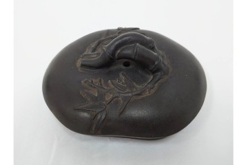 時代物　中国・唐物　榮卿作　葡萄栗鼠図?の宜興紫砂急須　(R-086374)