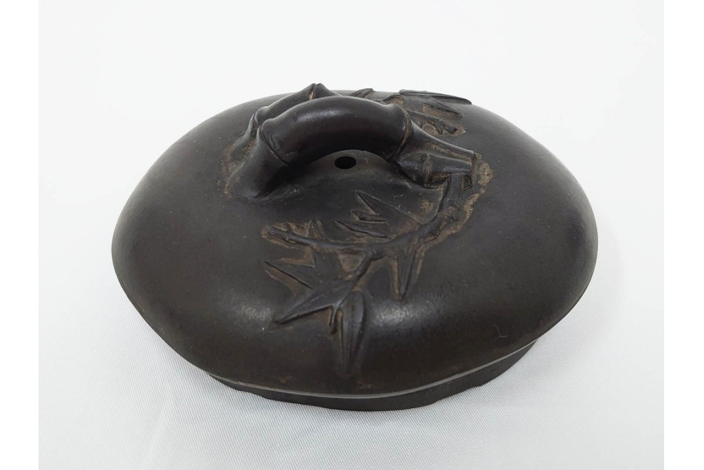 時代物　中国・唐物　榮卿作　葡萄栗鼠図?の宜興紫砂急須　(R-086374)